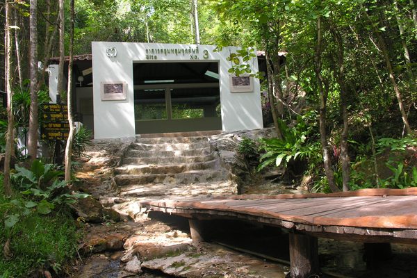Uno scavo di dinosauri coperto da una tettoia a Phu Wiang