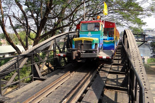 Il ponte ferroviario sul fiume Kwai a Kanchanaburi