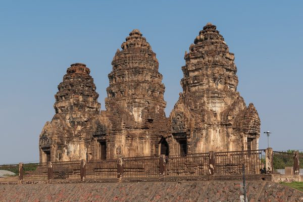 Le tre torri khmer del Prang Sam Yot a Lopburi con i macachi
