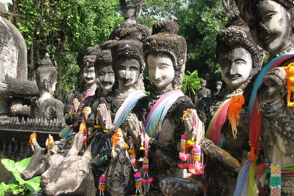 Il Buddha sotto il naga a sette teste di Sala Kaew Ku
