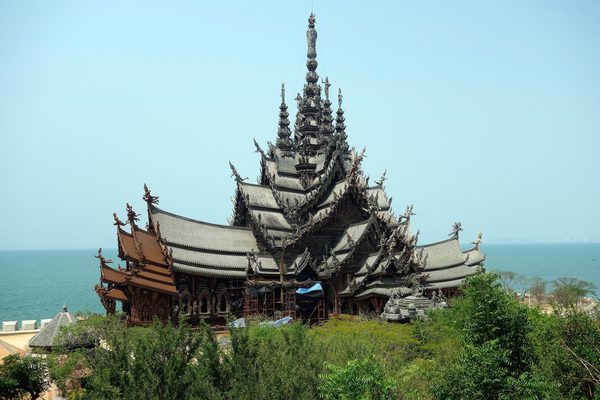 Le guglie di legno intagliato del Santuario della Verità