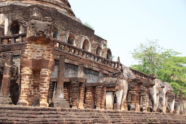 Il chedi con gli elefanti di Wat Chang Lom a Si Satchanalai