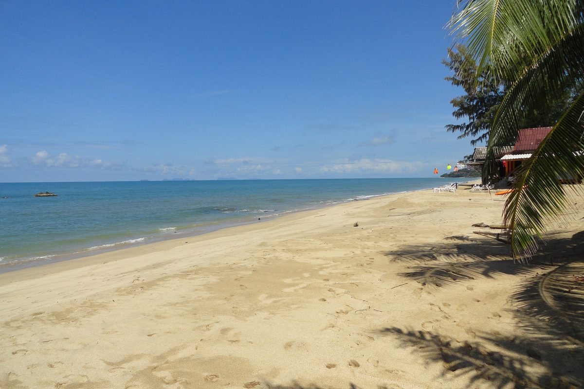 Una spiaggia della costa ovest di Koh Lanta al tramonto