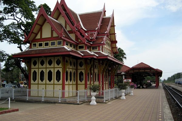 Il padiglione reale in legno rosso della stazione di Hua Hin