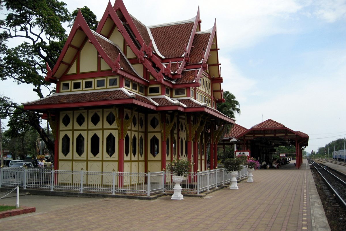 Il padiglione reale in legno rosso della stazione di Hua Hin