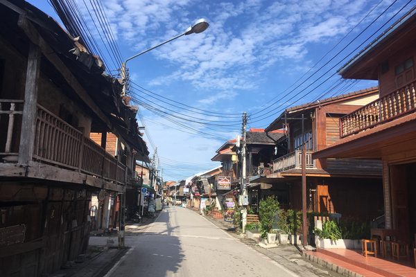 Le case di legno della via Chai Khong a Chiang Khan