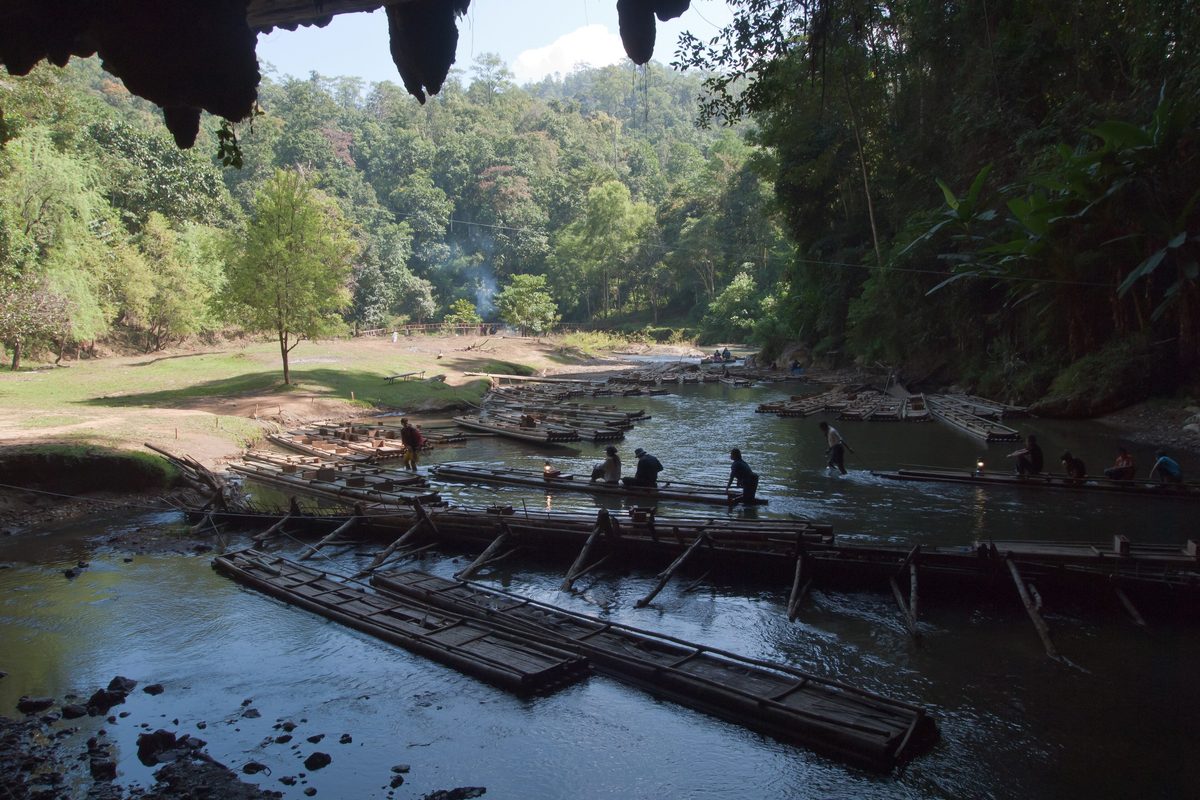 Il fiume sotterraneo e la zattera nella grotta di Tham Lot