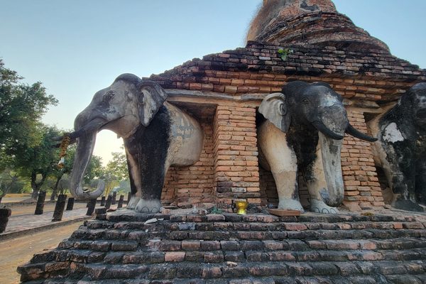 Il chedi cinto dagli elefanti in stucco del Wat Chang Lom