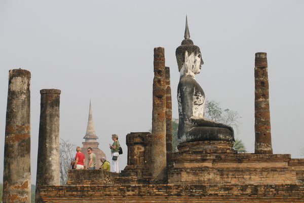 Il Buddha fra le colonne del Wat Mahathat di Sukhothai