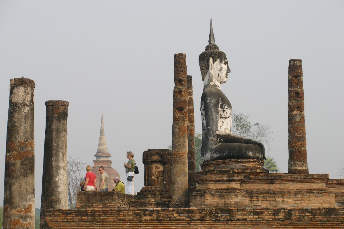 Il Buddha fra le colonne del Wat Mahathat di Sukhothai