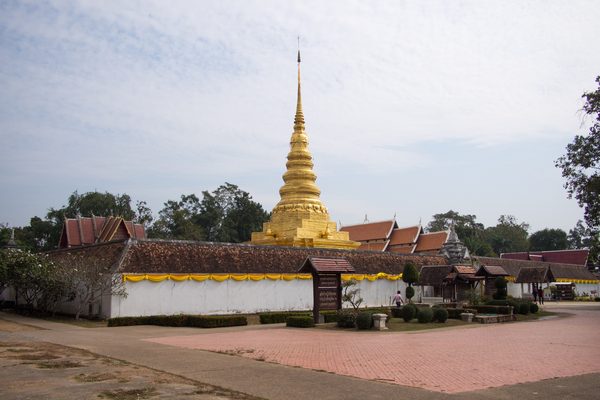 Il chedi dorato del Wat Phra That Chae Haeng
