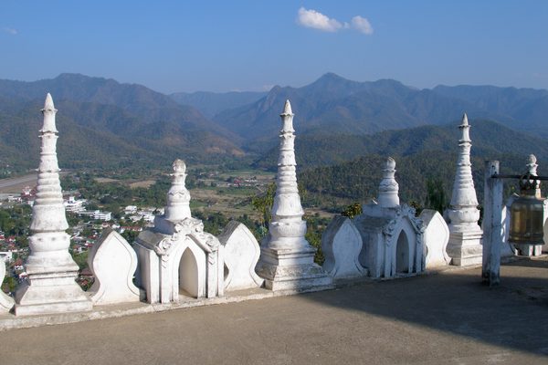 I due chedi bianchi del Doi Kong Mu sopra Mae Hong Son