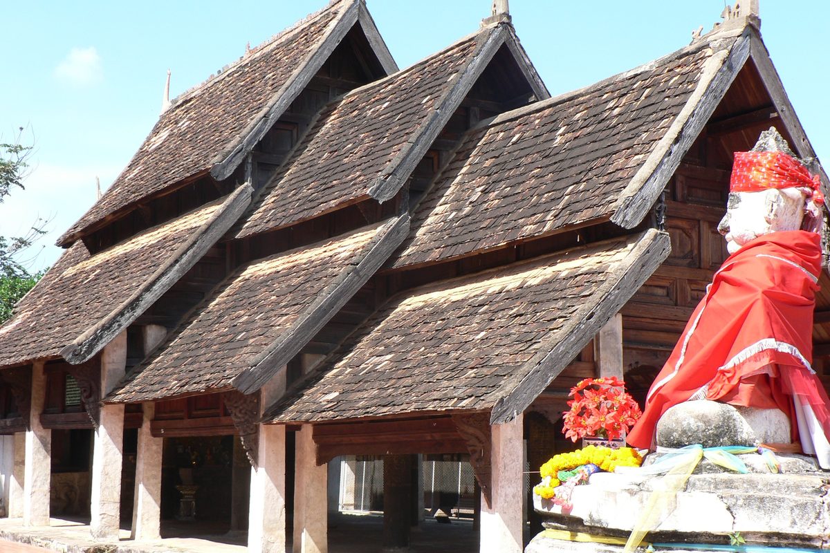 Il viharn aperto in teak del Wat Phra That Lampang Luang