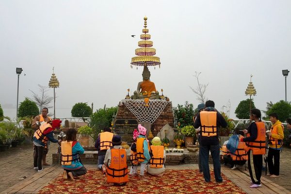 La piattaforma del tempio sommerso nel lago di Phayao